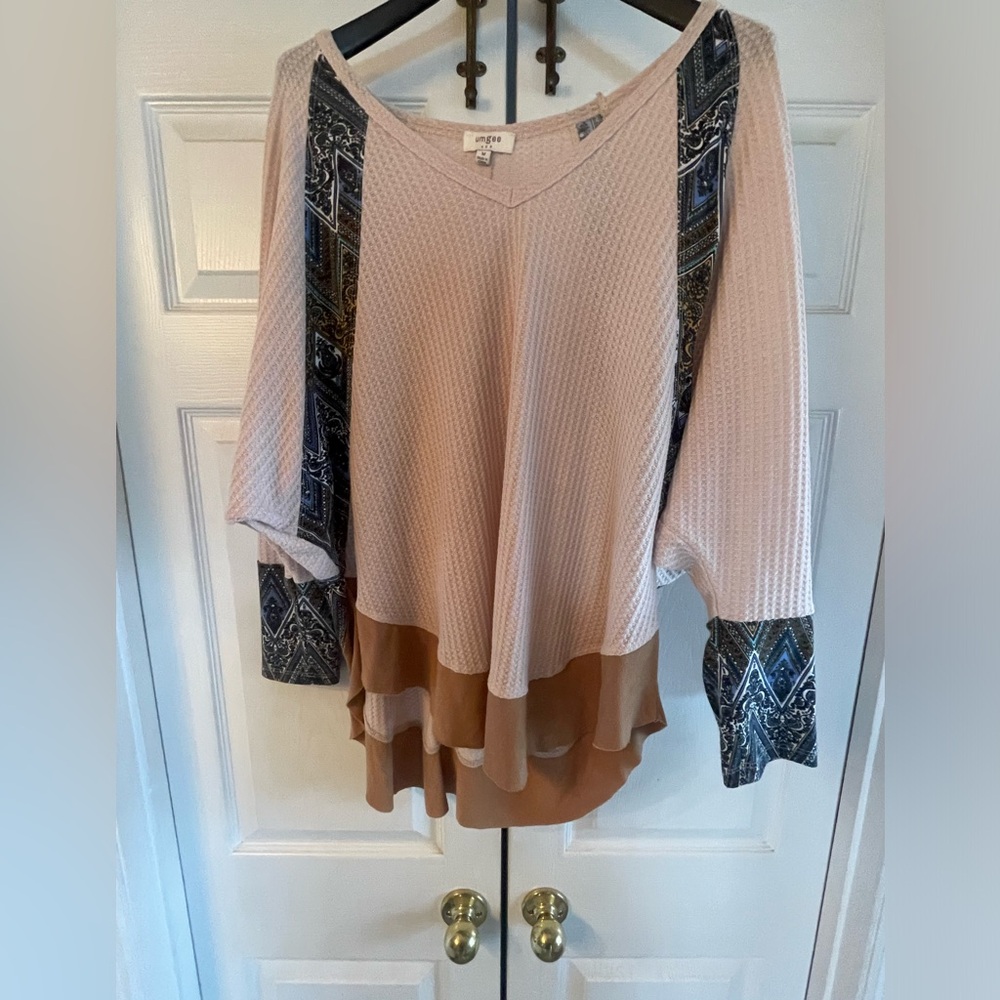 Umgee waffle fabric hi-lo top. Size M
